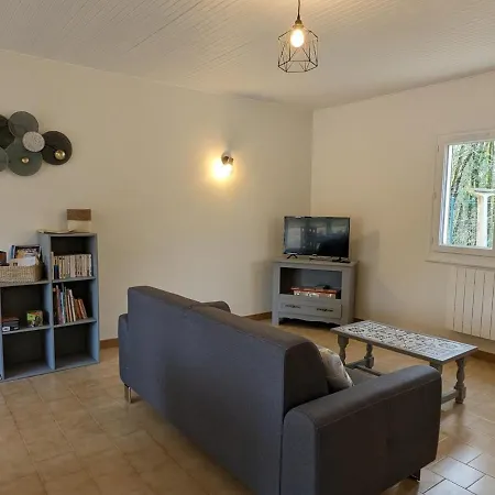 Maison De Plain-pied Avec Wifi Et Animaux Acceptes, Jardin Et Terrasse Prives - Fr-1-653-227 Puyreaux